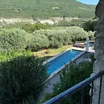 L Ostau De La Treille Guest house