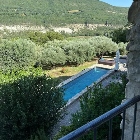 L Ostau De La Treille Maison d'hôtes